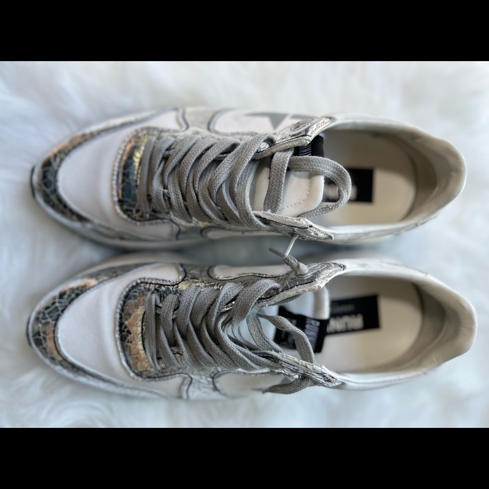 💫Size 40 White and Silver Metallic Runner EUC